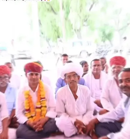 शामियाने में बुज़ुर्गों के बीच बैठे हनुमानराम पटेल