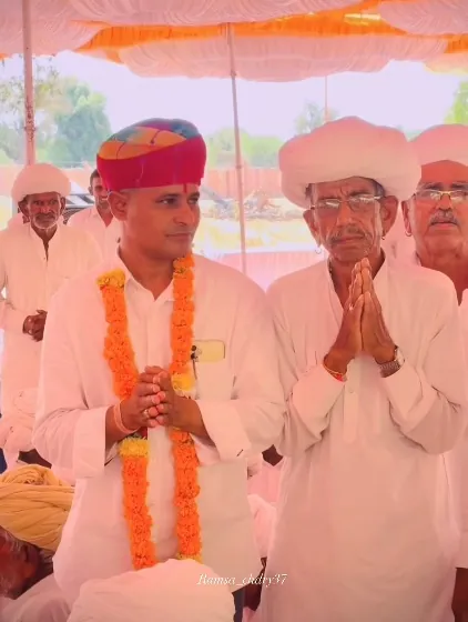 एक बुज़ुर्ग के साथ हाथ जोड़कर खड़े हनुमानराम पटेल